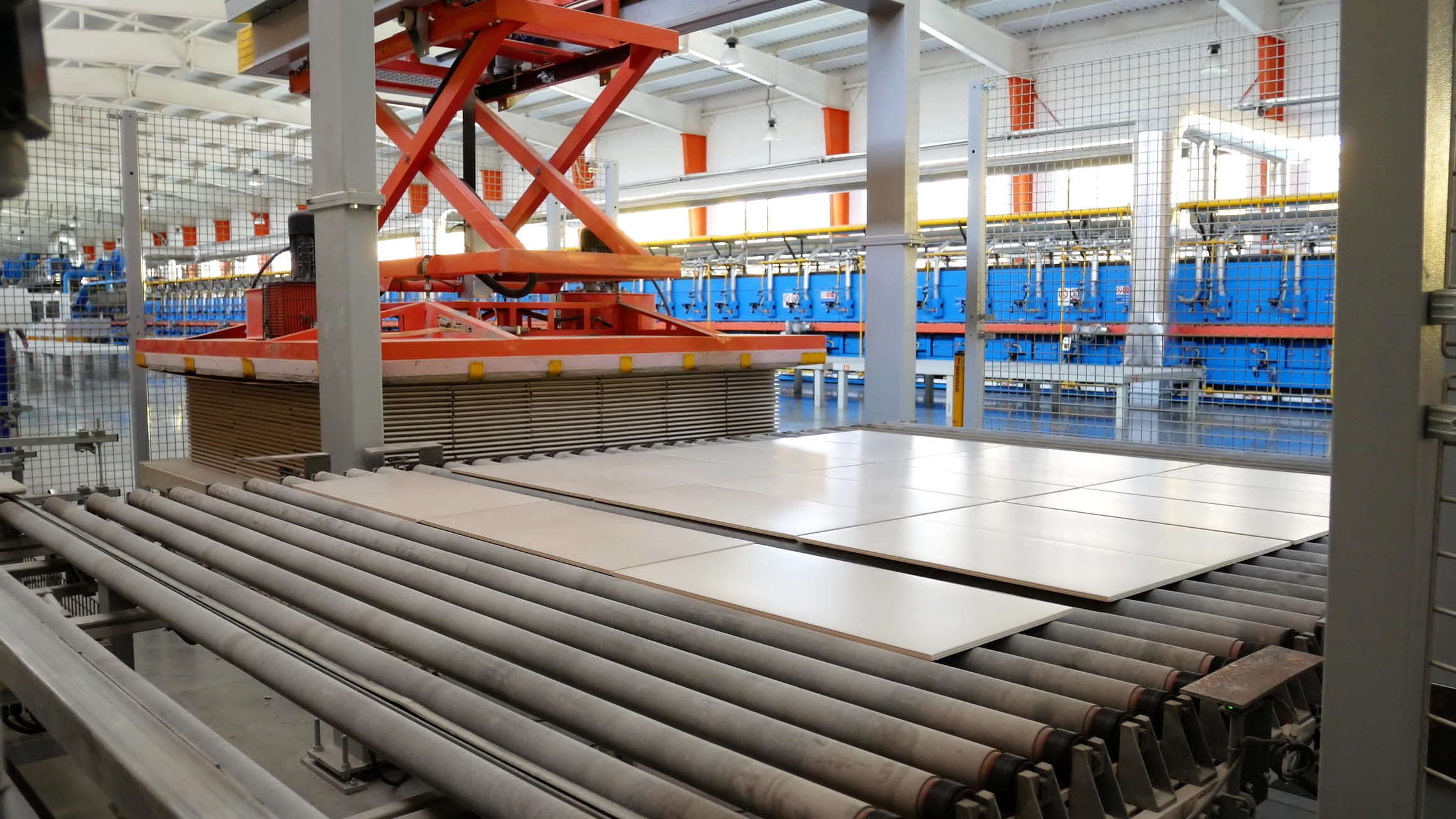 Carpenteria metallica industriale per il settore ceramico lastre di ceramica posizionate su un rullo trasportatore all'interno di un'azienda ceramica